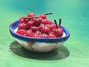 Casas de muñecas: Cuenco con cerezas miniatura